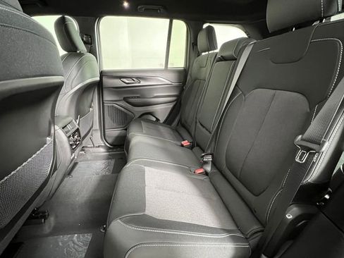 New 2025 Jeep Grand Cherokee Laredo image 17