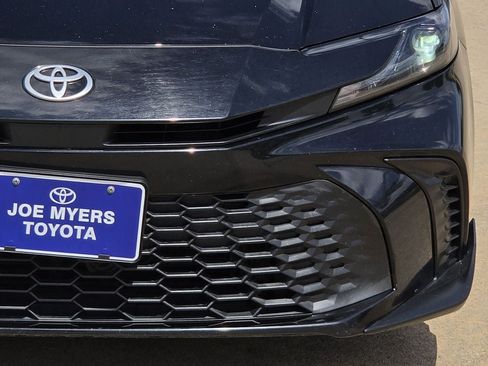 Used 2025 Toyota Camry SE FWD image 4