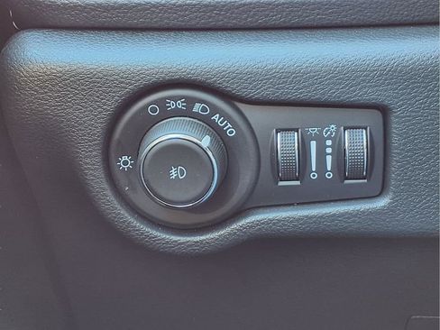 Used 2025 Chrysler Pacifica Limited image 12