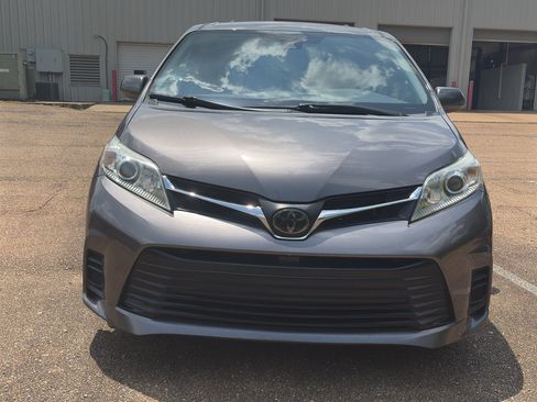 Used 2020 Toyota Sienna LE w/ LE Preferred Package FWD image 2