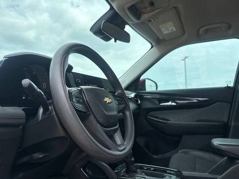 Used 2025 Chevrolet TrailBlazer LT w/ Driver Confidence Package FWD image 41