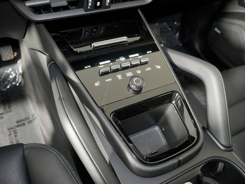 Certified 2024 Porsche Cayenne w/ Premium Package AWD/4WD image 33