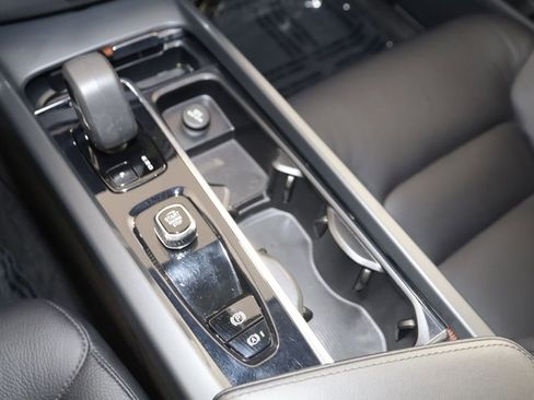 Used 2023 Volvo XC60 B5 Plus image 28