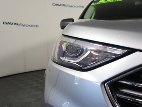 Used 2020 Ford Edge SE FWD image 3