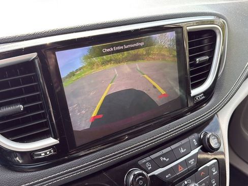 Used 2022 Chrysler Pacifica Touring-L AWD/4WD image 29
