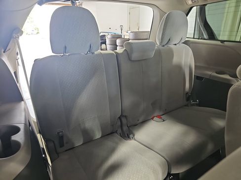 Used 2018 Toyota Sienna LE w/ Carpet Mat Package FWD image 15