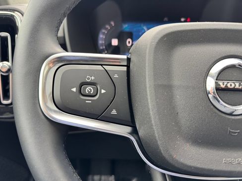 Certified 2025 Volvo XC40 B5 Plus AWD/4WD image 17