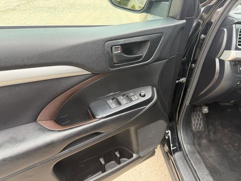 Used 2017 Toyota Highlander Plus AWD/4WD image 11