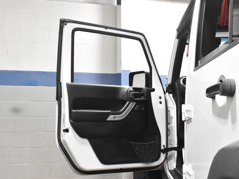 Used 2015 Jeep Wrangler Unlimited Rubicon w/ Connectivity Group image 9