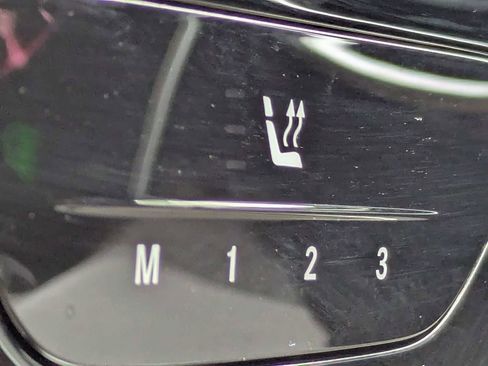 Used 2024 Mercedes-Benz GLC 300 4MATIC image 25