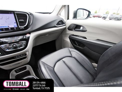 Used 2024 Chrysler Pacifica Touring-L FWD image 11