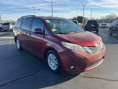 Used 2013 Toyota Sienna XLE image 28