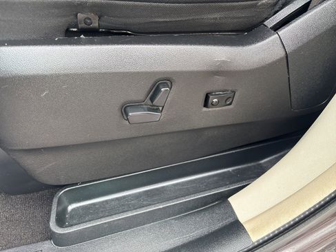 Used 2015 Chrysler Town & Country Touring FWD image 26