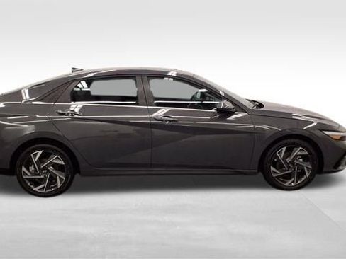 Used 2025 Hyundai Elantra SEL image 11