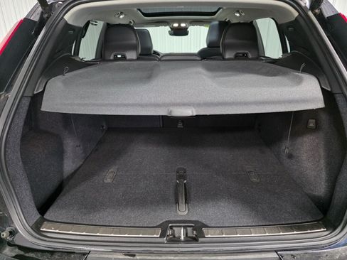 Used 2023 Volvo XC40 B5 Plus AWD/4WD image 11