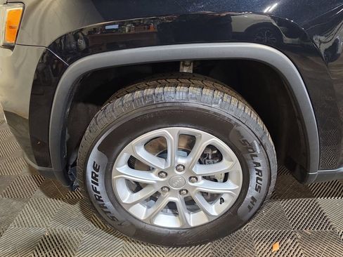 Used 2021 Jeep Grand Cherokee Laredo AWD/4WD image 18