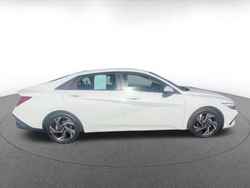Used 2025 Hyundai Elantra Limited image 16