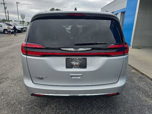 Used 2024 Chrysler Pacifica Touring-L FWD image 4