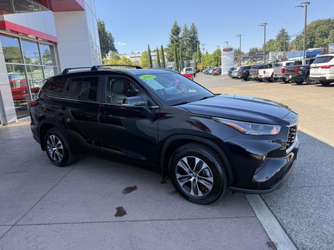 Used 2023 Toyota Highlander XLE AWD/4WD image 7