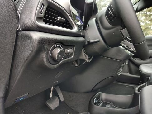 New 2026 Chrysler Pacifica Select FWD image 10