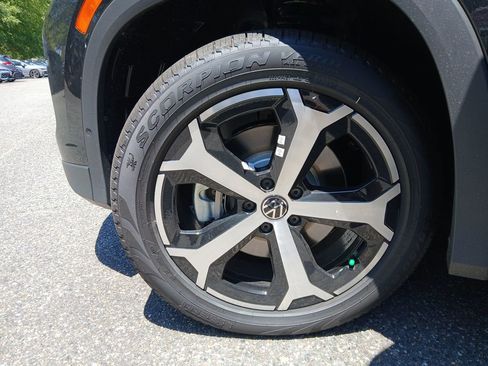 New 2025 Volkswagen Tiguan SE image 26