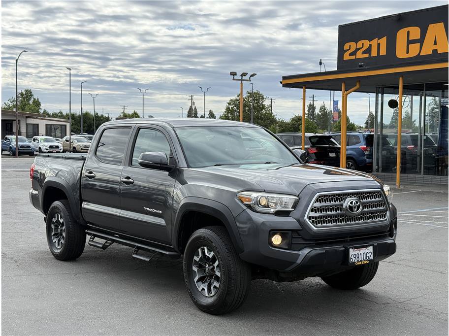 Used 2017 Toyota Tacoma TRD Off-Road w/ Tow Package RWD image 3
