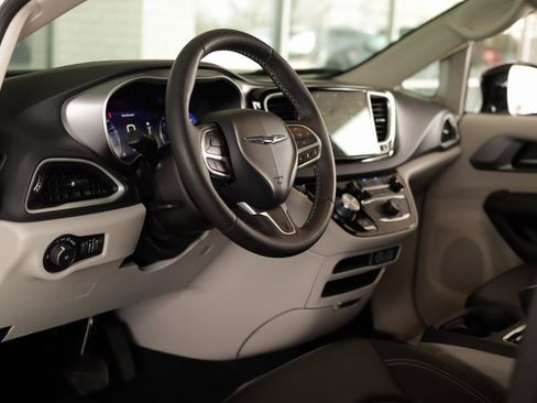 Used 2024 Chrysler Pacifica Touring-L image 9