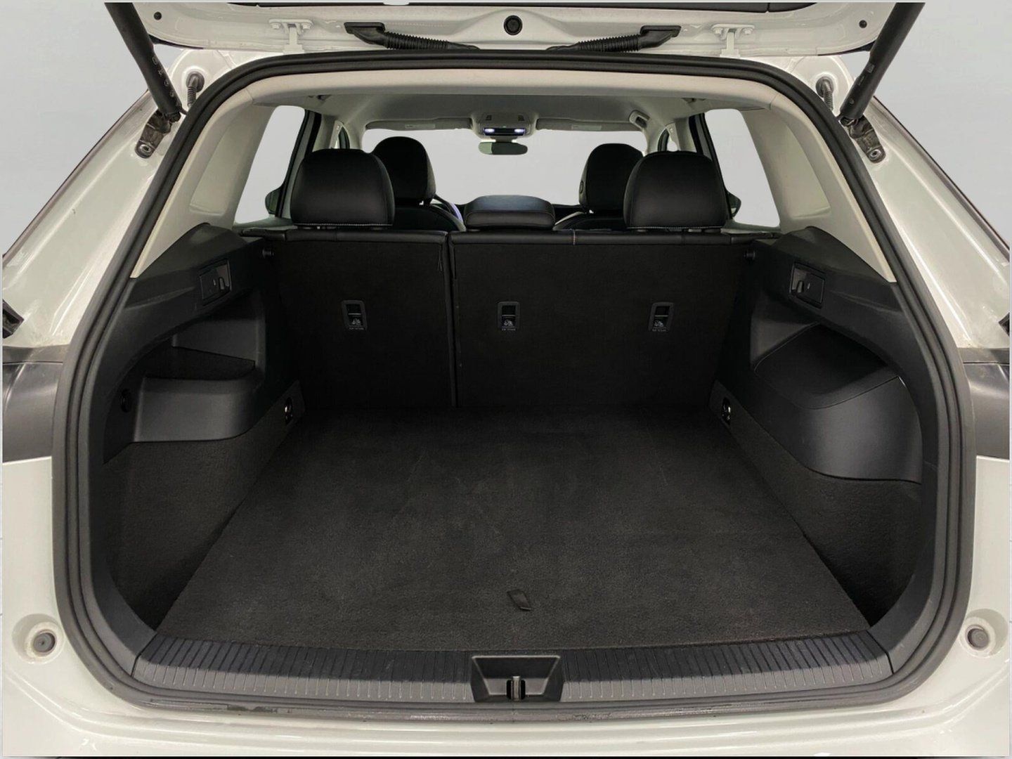 Used 2026 Volkswagen Tiguan SE AWD/4WD image 6