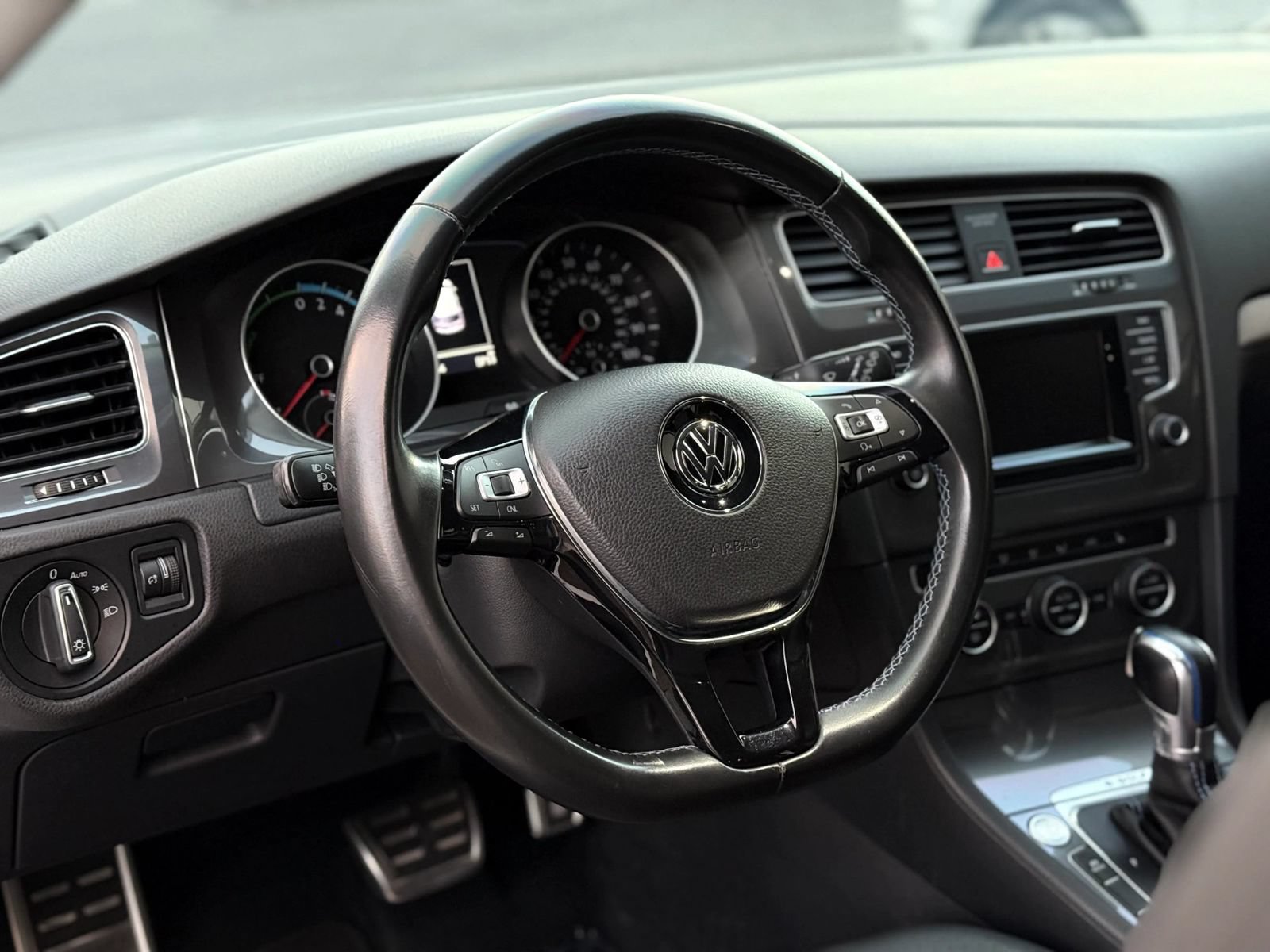 Used 2015 Volkswagen e-Golf SEL Premium FWD image 15