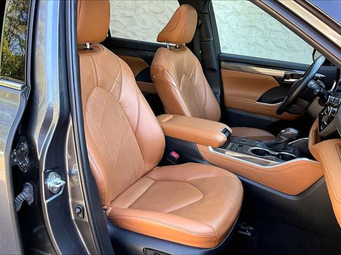 Used 2023 Toyota Highlander Platinum image 9