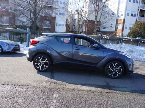 Used 2022 Toyota C-HR XLE image 3