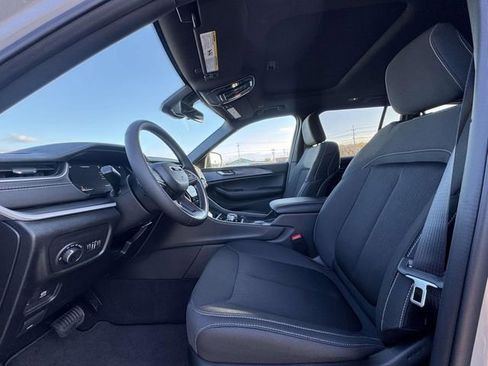 New 2025 Jeep Grand Cherokee Laredo X w/ Luxury Tech Group I AWD/4WD image 19