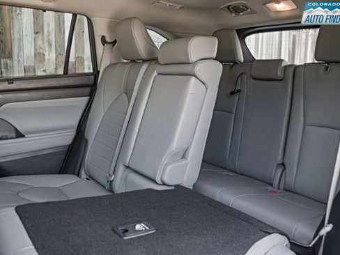 Used 2022 Toyota Highlander XLE AWD/4WD image 26
