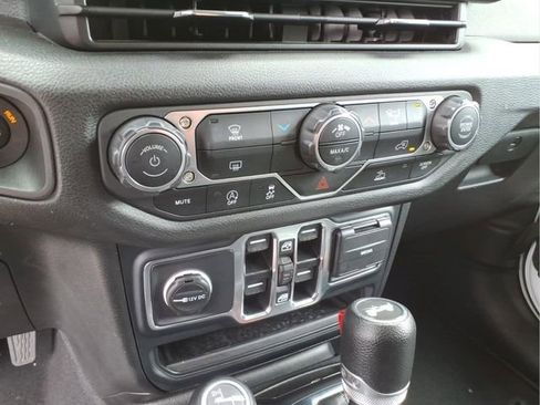 Used 2024 Jeep Wrangler Unlimited Sport AWD/4WD image 27