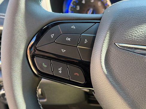 New 2026 Chrysler Pacifica Limited w/ Uconnect Theater Family Group FWD image 18