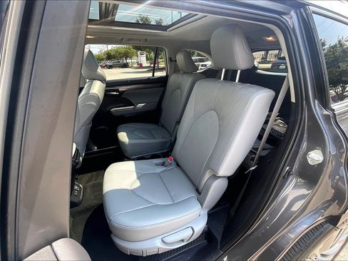 Used 2024 Toyota Highlander Platinum AWD/4WD image 30