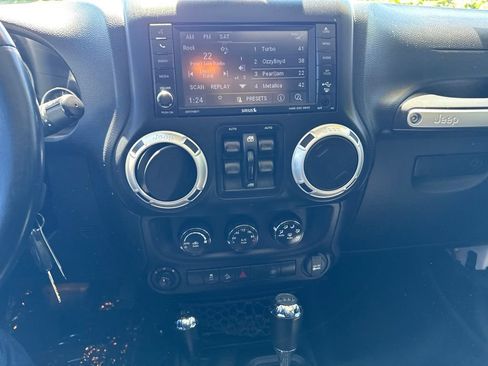 Used 2016 Jeep Wrangler Unlimited Rubicon w/ Connectivity Group AWD/4WD image 18