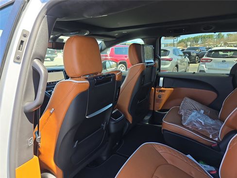 New 2026 Chrysler Pacifica Pinnacle image 16