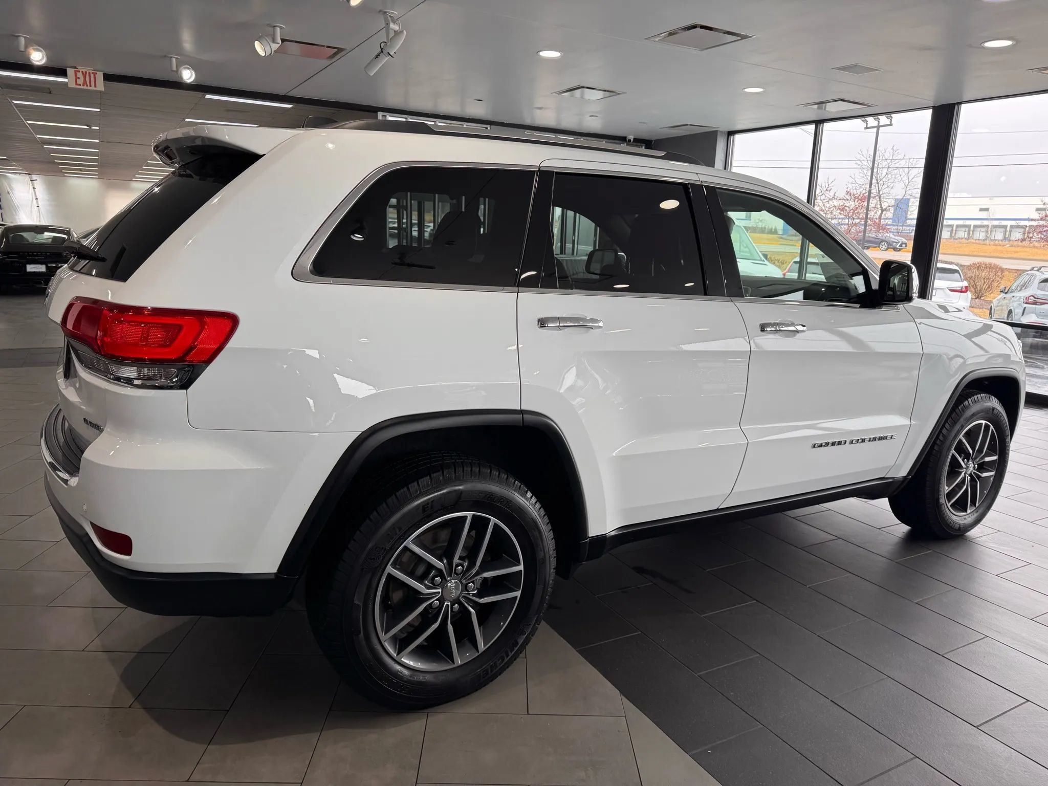 Used 2018 Jeep Grand Cherokee Limited AWD/4WD image 6
