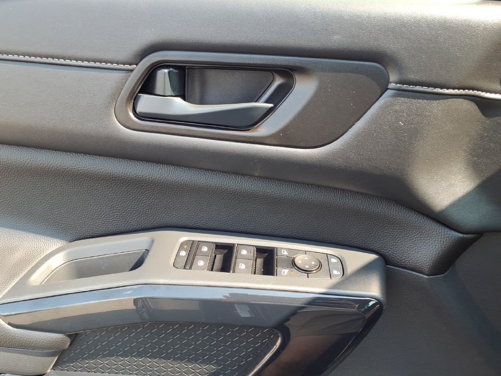 Used 2025 Nissan Pathfinder S AWD/4WD image 14