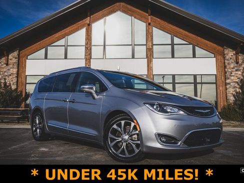 Used 2020 Chrysler Pacifica Limited FWD image 1