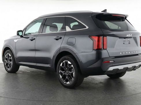 Used 2024 Kia Sorento S image 6