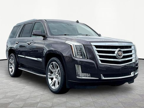 Used 2015 Cadillac Escalade Luxury RWD image 3