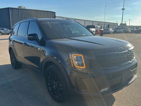 Used 2022 Kia Telluride SX w/ SX Prestige Package image 3
