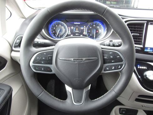 Used 2024 Chrysler Pacifica Touring-L FWD image 23