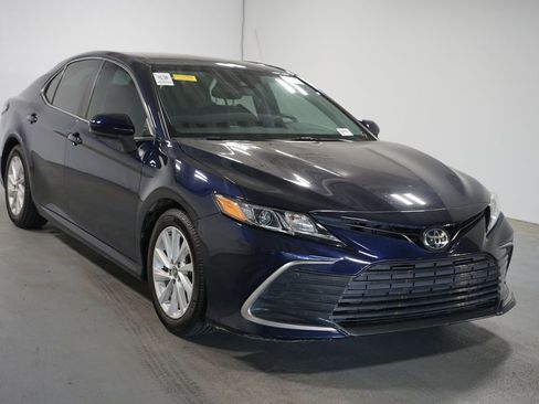 Used 2021 Toyota Camry LE image 3