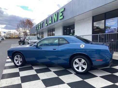 Used 2023 Dodge Challenger SXT image 3