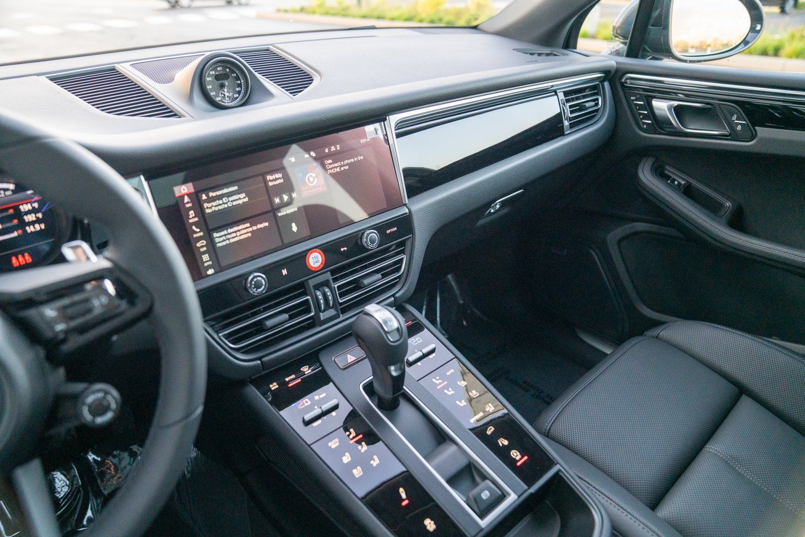 Certified 2026 Porsche Macan AWD/4WD image 16