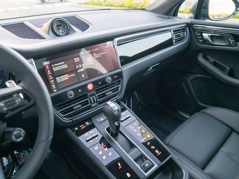 Certified 2026 Porsche Macan AWD/4WD image 16
