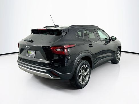 Used 2025 Chevrolet Trax LT w/ LPO, Blackout Package FWD image 9
